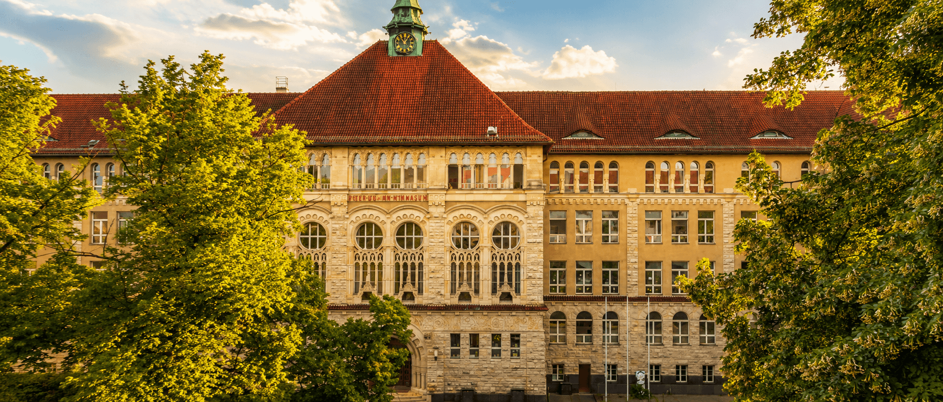 Goethe-Gymnasium im Umfeld des Güntzelkiezes